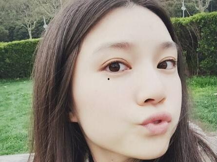 女生发吃瓜的暗示含义